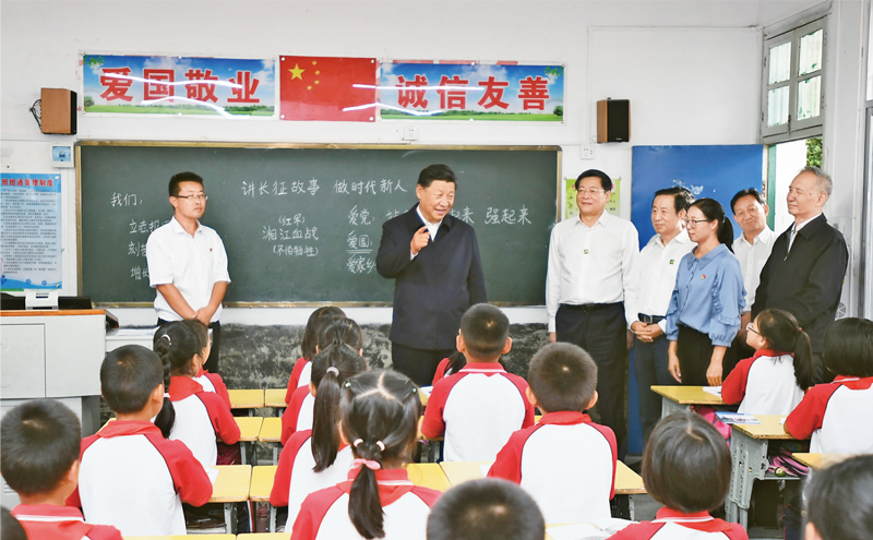 2020年9月16日至18日，中共中央總書記、國家主席、中央軍委主席習近平在湖南考察。這是16日下午，習近平在郴州市汝城縣文明瑤族鄉(xiāng)第一片小學，同正在上思政課的同學們親切交流。 新華社記者 謝環(huán)馳/攝