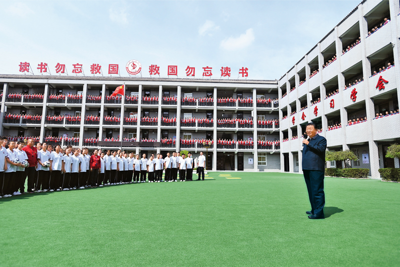 2021年9月13日至14日，中共中央總書記、國家主席、中央軍委主席習近平在陜西省榆林市考察。這是14日上午，習近平在綏德實驗中學考察時，同師生親切交流。 新華社記者 謝環(huán)馳/攝